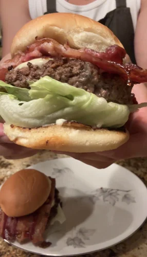 Bacon jam bleu burger